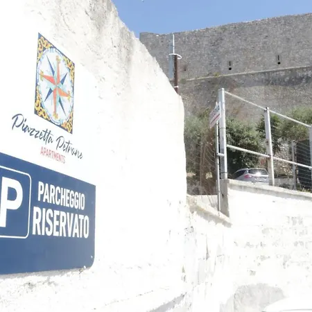 Piazzetta Petrone + Parking